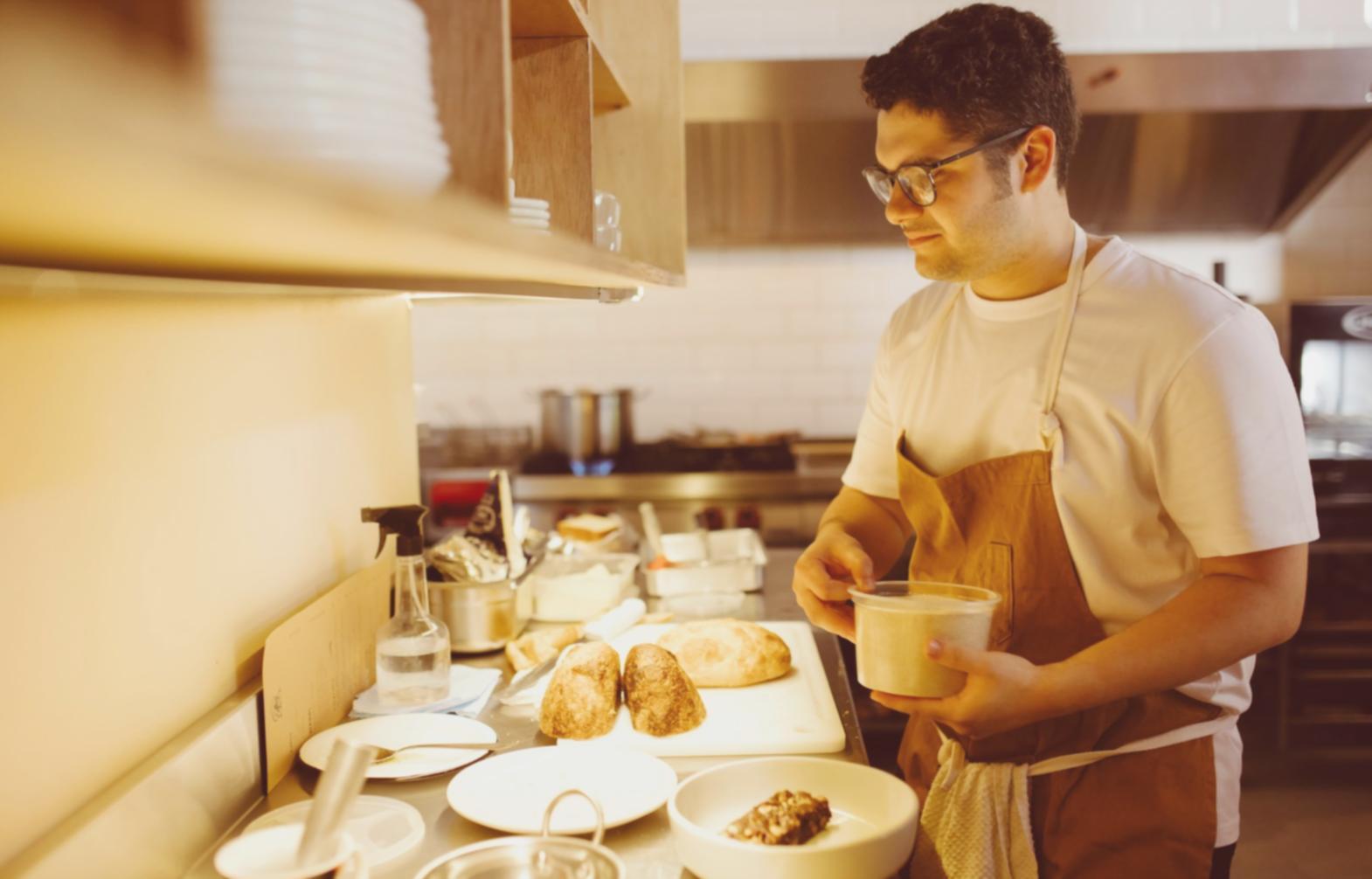 Професійна демонстрація техніки sous-vide з вакуумним пакуванням